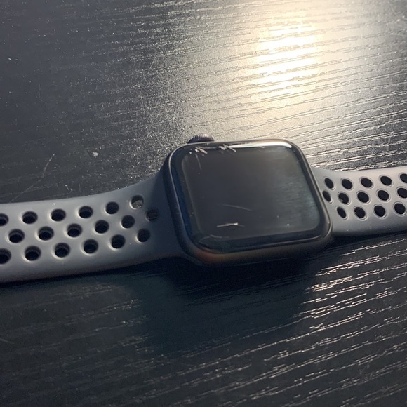 Apple Watch SE 40MM Nike - Picture 3 of 3